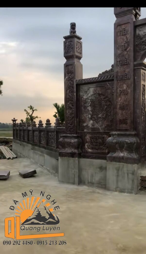 Khuôn viên đá đỏ nhà anh Nghị tại Hoằng Hóa Thanh Hóa
